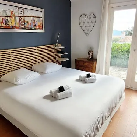 Bright With Pool In Hébergement de vacances *