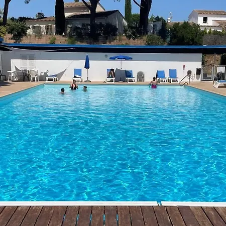 Bright With Pool In Hébergement de vacances *