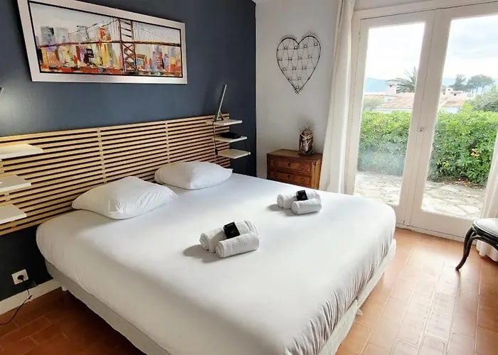 Bright With Pool In Hébergement de vacances *