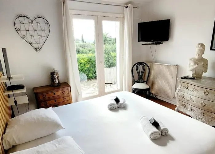 Bright With Pool In Hébergement de vacances