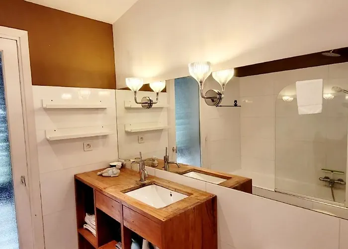 Bright With Pool In Hébergement de vacances *