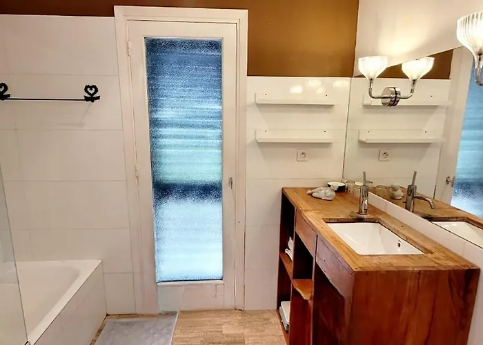 Bright With Pool In Hébergement de vacances