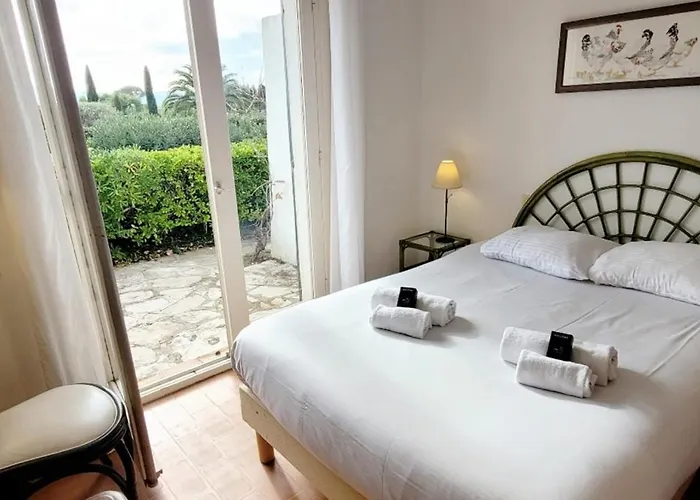 Bright With Pool In Hébergement de vacances *