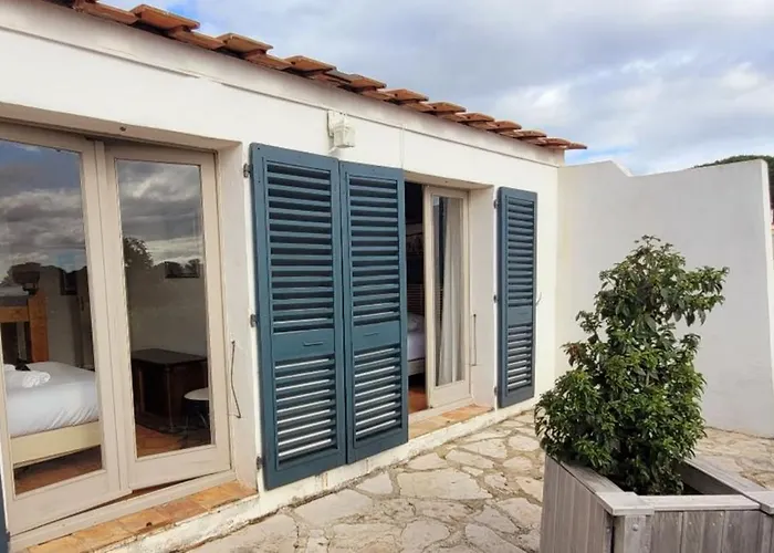 Bright With Pool In Hébergement de vacances Grimaud