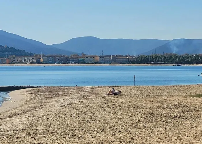 Bright With Pool In Hébergement de vacances
